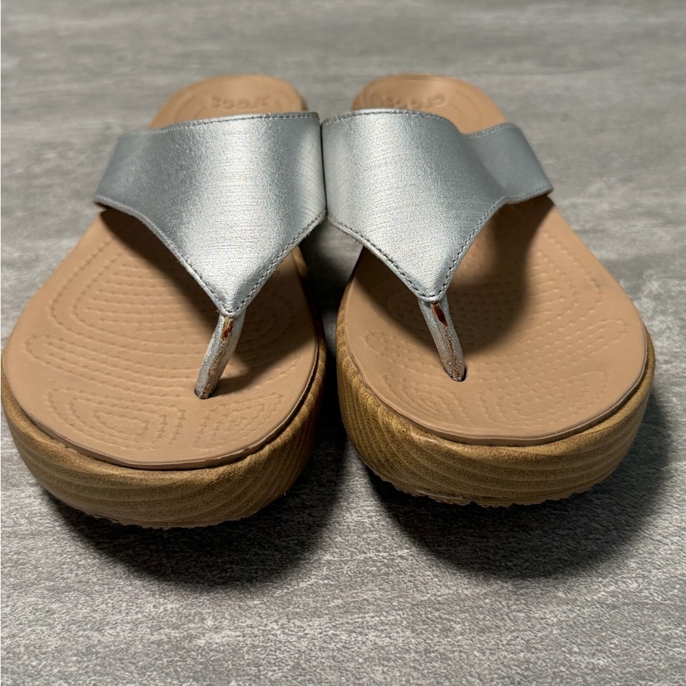 Crocs Women’s  silver metallic platform sandals with a cork-effect wedge Size 7